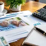 Documents de retraite etales sur bureau avec calculatrice et stylo