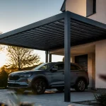 Auvent metallique installe devant maison et vehicule garee dessous