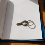 Un bail ouvert avec une cle posee dessus