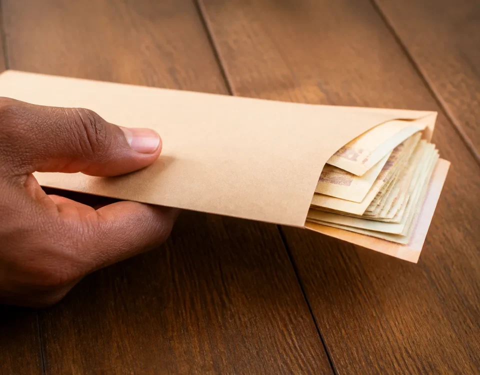 Billets de banque serres dans une enveloppe fermee