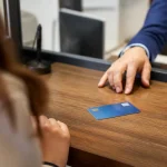 Carte bancaire bleue posee sur un comptoir de banque