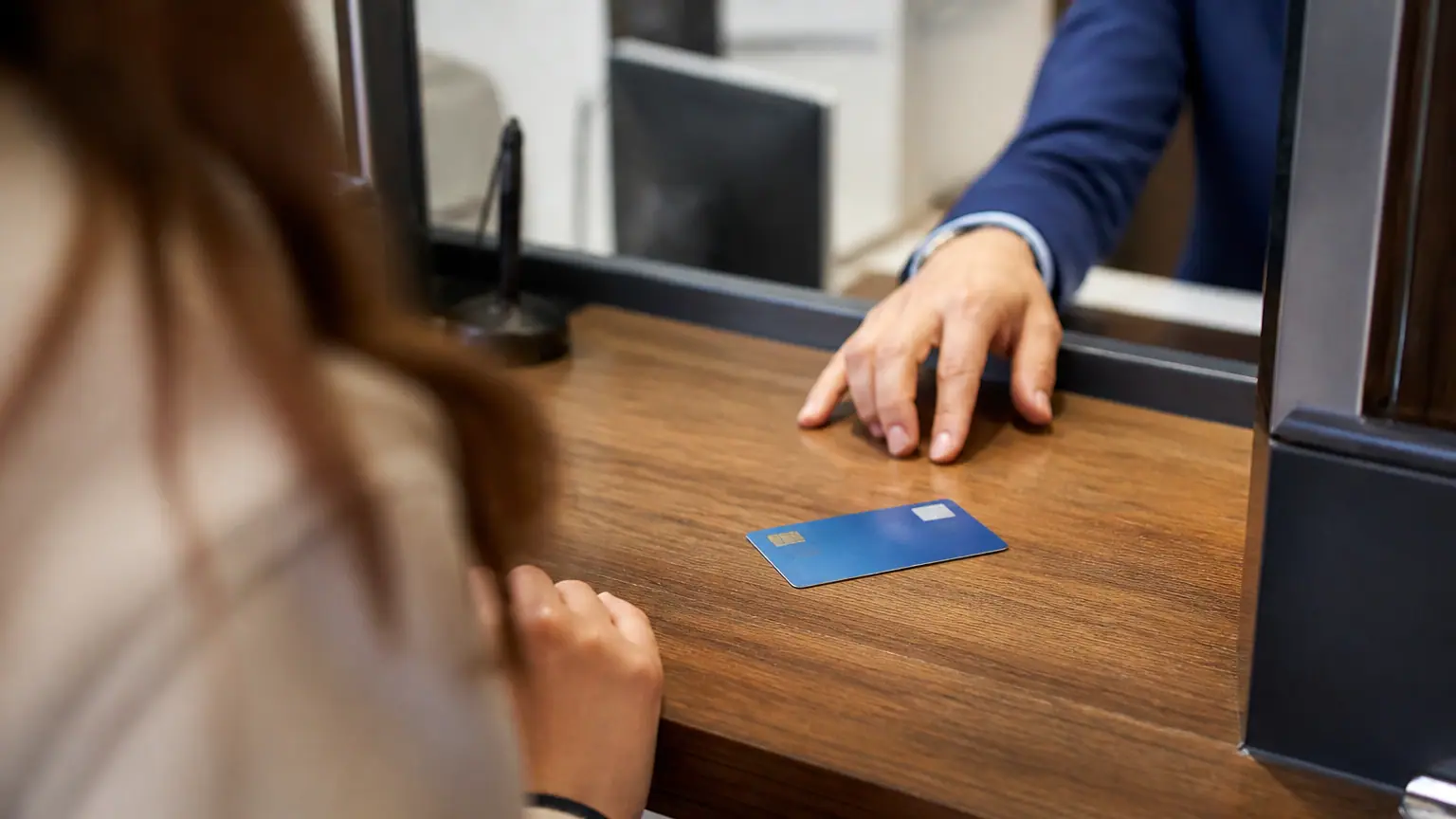 Carte bancaire bleue posee sur un comptoir de banque