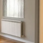 Ce que les chauffagistes installent au-dessus d’un radiateur sous une fenêtre pour garder la chaleur dans la pièce
