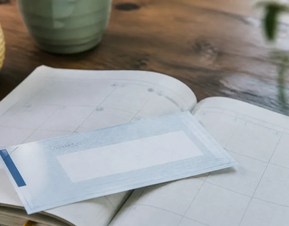 Cheque energie pose sur un calendrier ouvert
