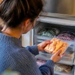 Congélateur à moitié vide, ce que les foyers glissent dedans à l’automne pour qu’il force moins
