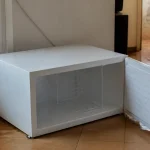 Congelateur couche sur carrelage inonde portes ouvertes