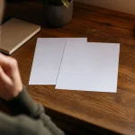 Deux documents administratifs poses a plat sur un bureau