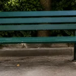 Enfant assis entre deux parents sur un banc