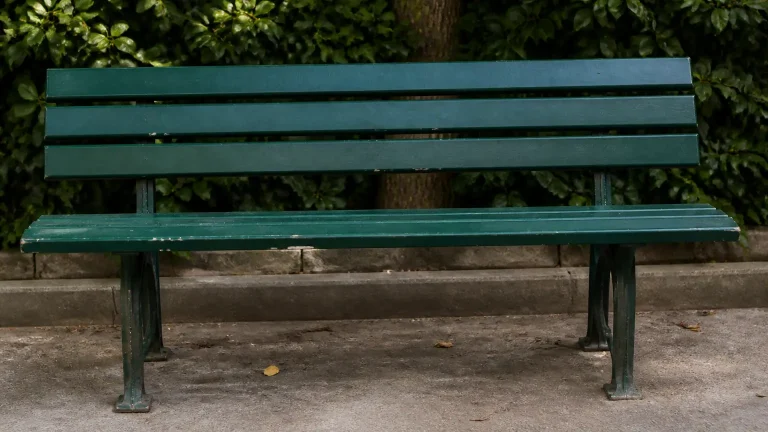 Enfant assis entre deux parents sur un banc