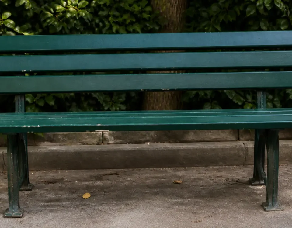 Enfant assis entre deux parents sur un banc