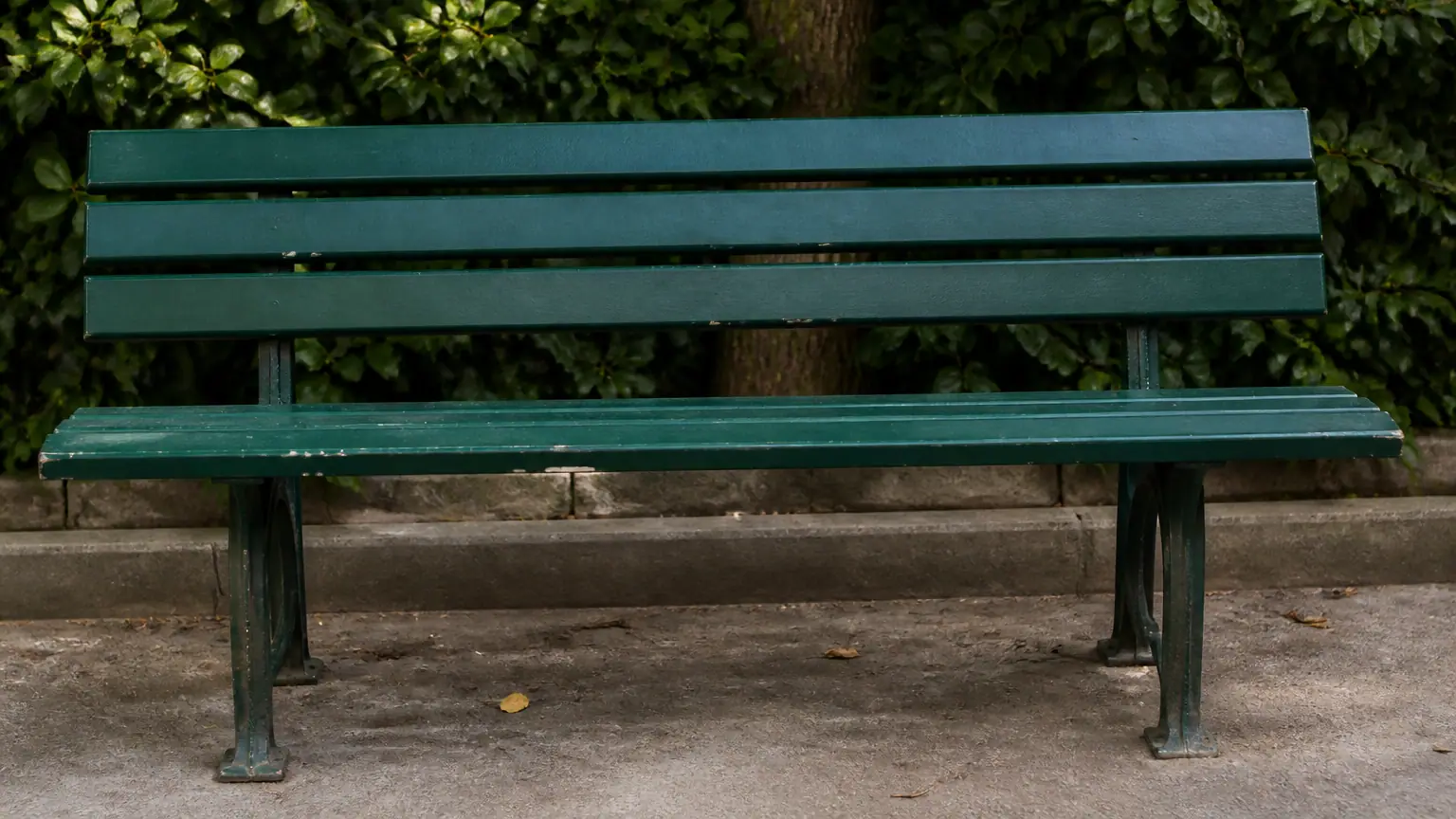 Enfant assis entre deux parents sur un banc