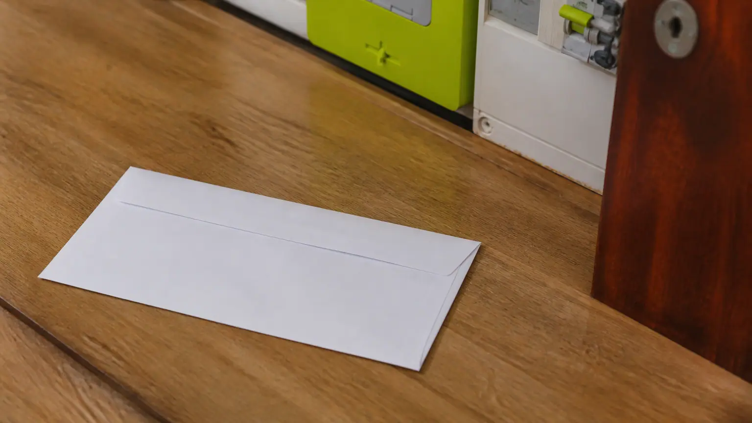 Enveloppe blanche EDF posee sur table pres compteur electrique