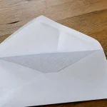 Enveloppe blanche ouverte posee a plat sur une table