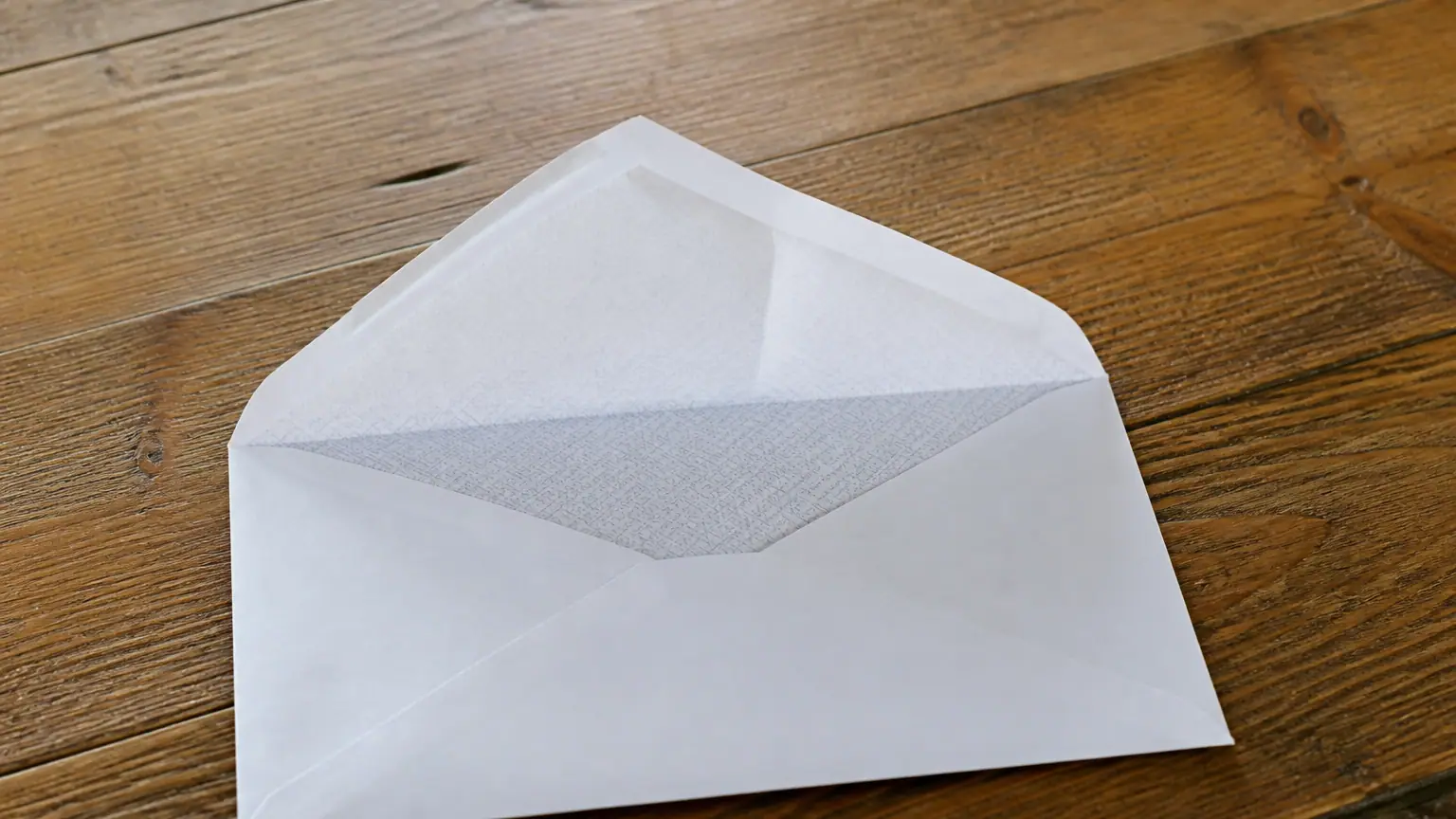 Enveloppe blanche ouverte posee a plat sur une table