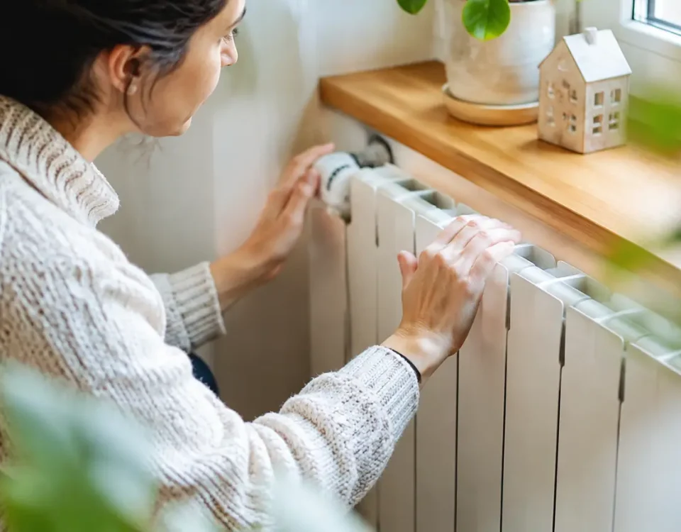 Le geste de nos grands-mères pour que le radiateur chauffe aussi bien en consommant moins cet hiver