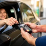 Main tenant ticket paiement essence pompe