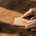 Mains agees repoussant une enveloppe sur table en bois