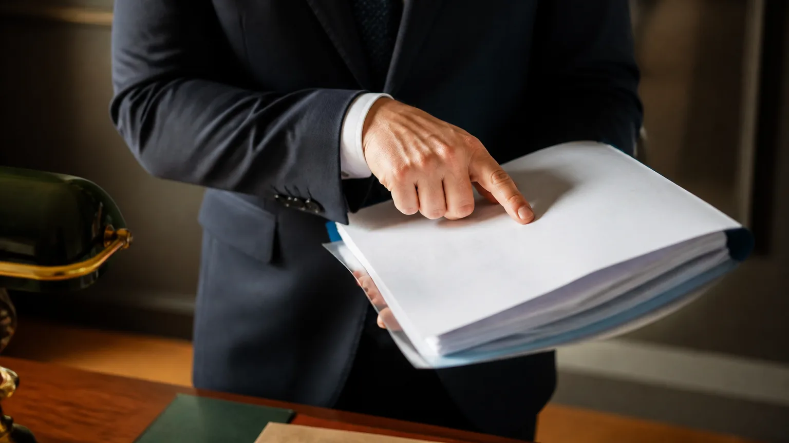 Notaire debout pointant une page de dossier de succession