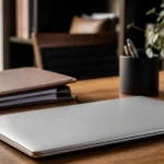 Ordinateur portable ferme sur un bureau avec dossier