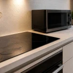 Plaque induction noire et micro-ondes sur plan