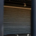 Rideau metallique baisse devant un magasin Gifi