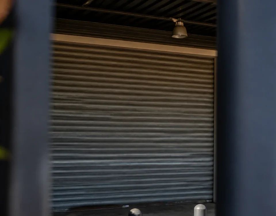 Rideau metallique baisse devant un magasin Gifi