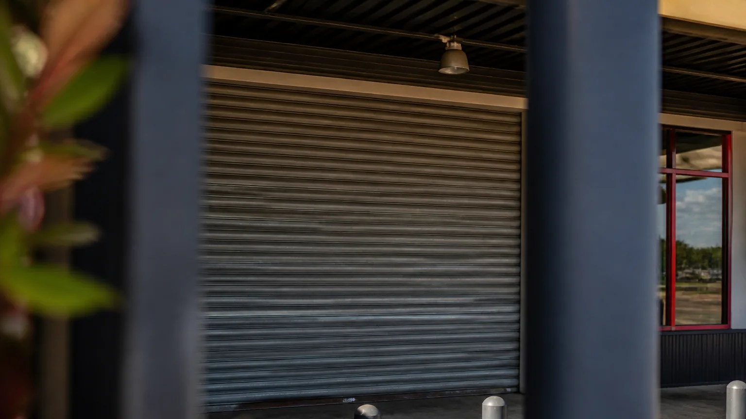 Rideau metallique baisse devant un magasin Gifi