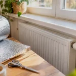 Si vous ne deviez faire qu’un seul bricolage avant l’hiver pour avoir chaud et payer moins de chauffage, ce serait celui-là