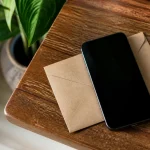 Smartphone posé sur une table avec enveloppe